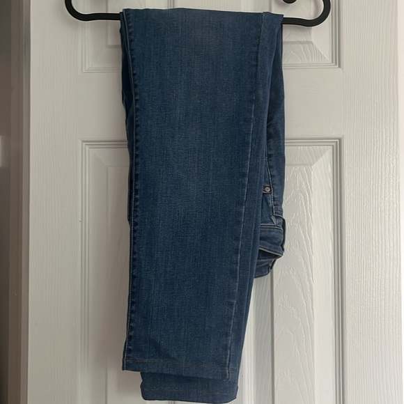 ✨2for20✨ Uniqlo medium wash jeans - Picture 2 of 12